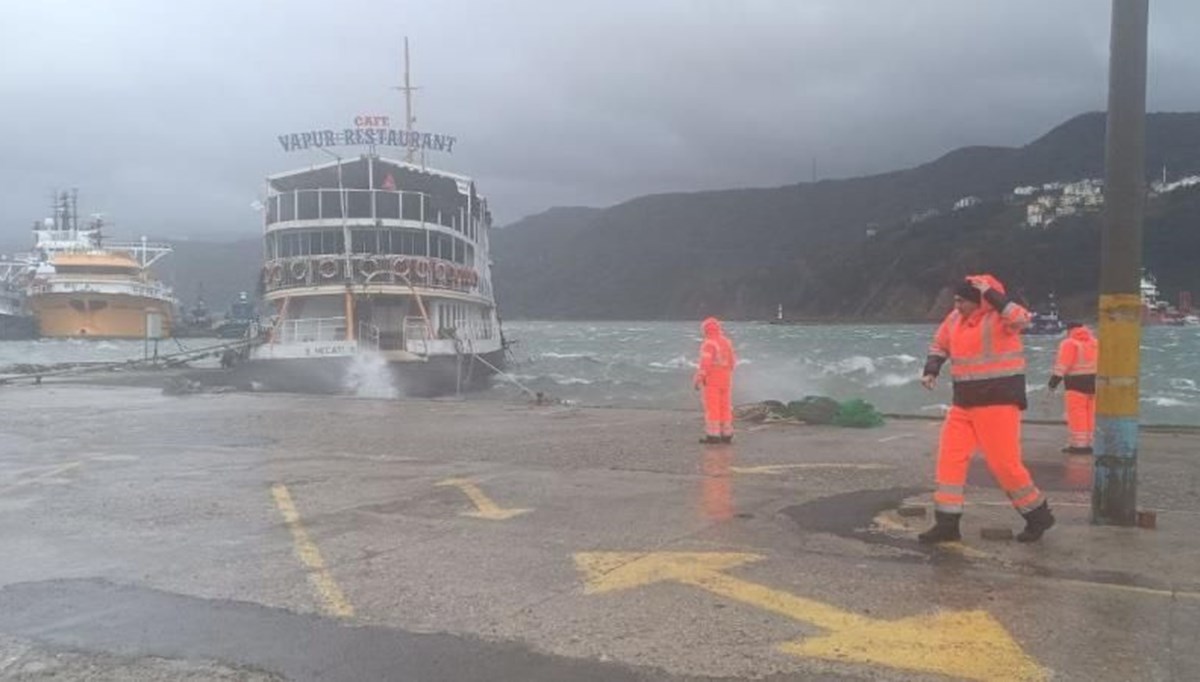 Bartın'da fırtına nedeniyle tekne battı, kafenin çatısı uçtu