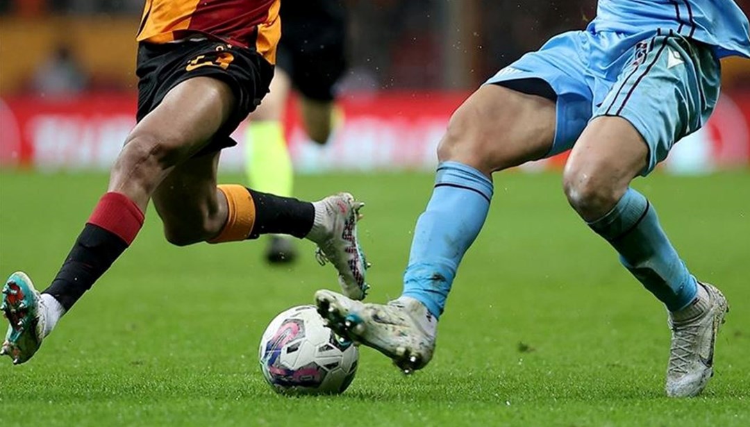 "Zirvede yıldızlar savaşı" (1 Kasım 2025 spor manşetleri)