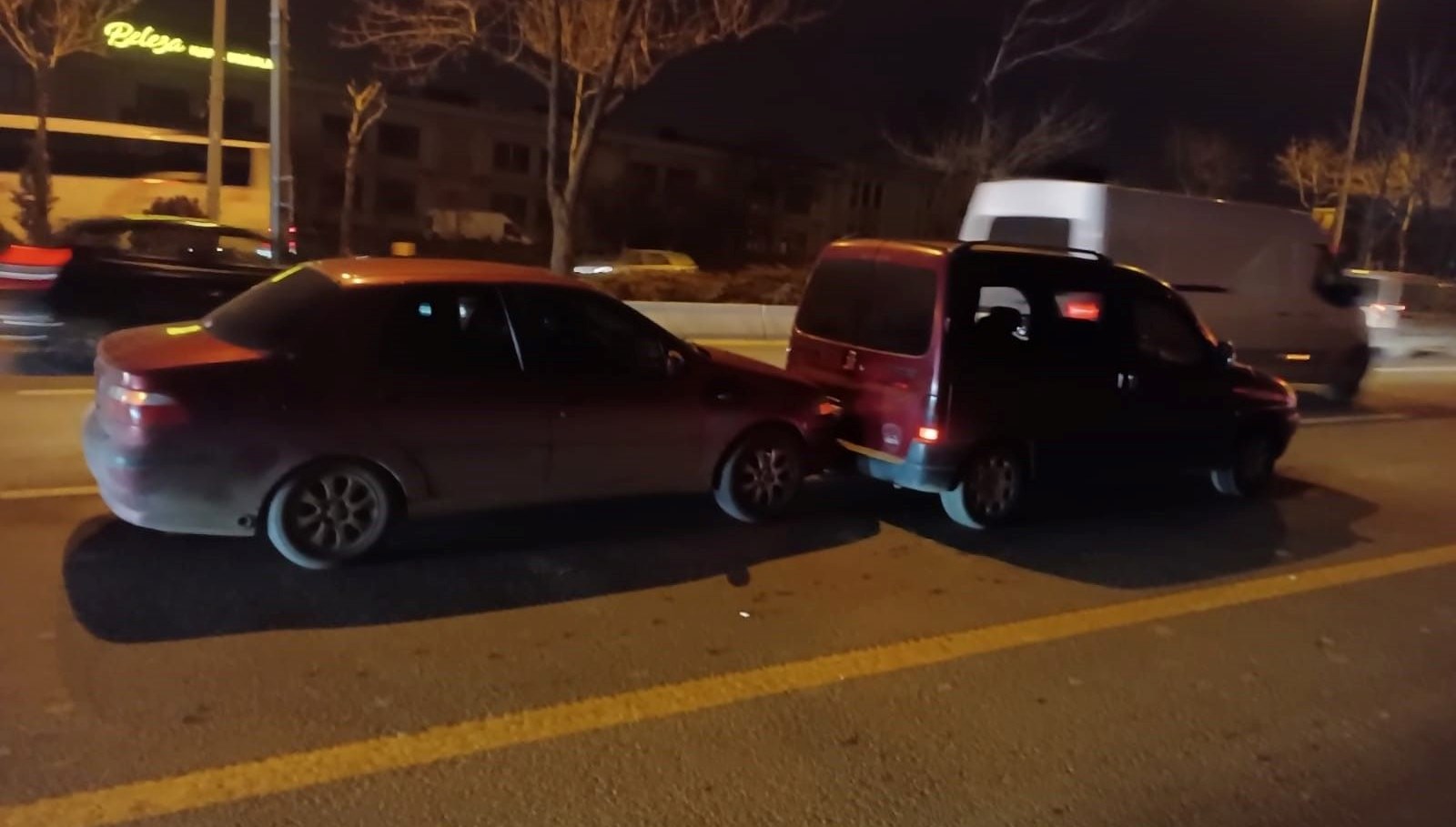 Arabayı otoyolda geri kaçırıp arkadaki araca çarptı, polisler gelince inkar etti