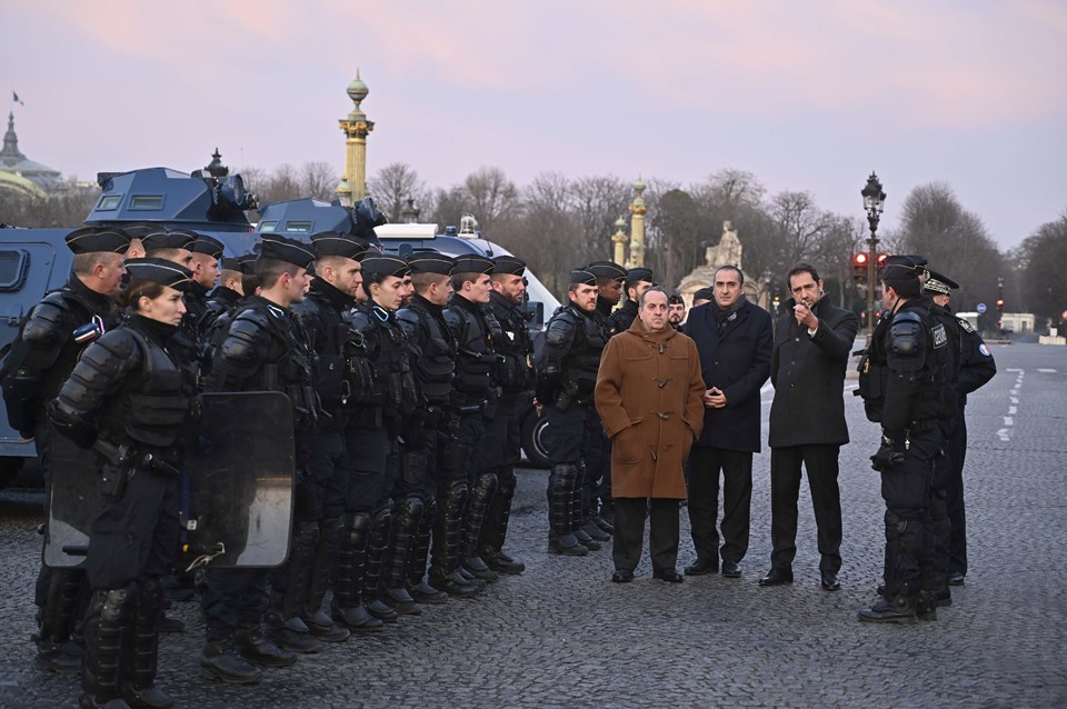 Paris'te 'Sarı Yelekliler' yeniden sokakta: Çok sayıda gözaltı - 1