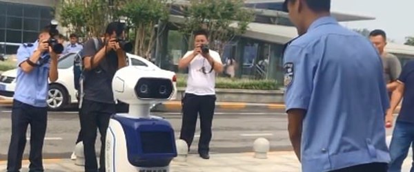 Robot trafik polisleri göreve başladı