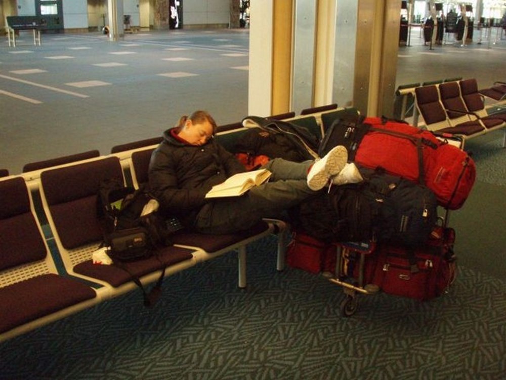 Поспать в москве. Люди спят в аэропорту. Переночевать в аэропорту. Ночевать в аэропорту.