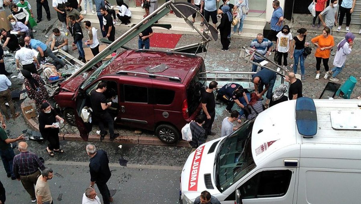 İstanbul'da hafif ticari araç durağa daldı: 1 ölü, 7 yaralı