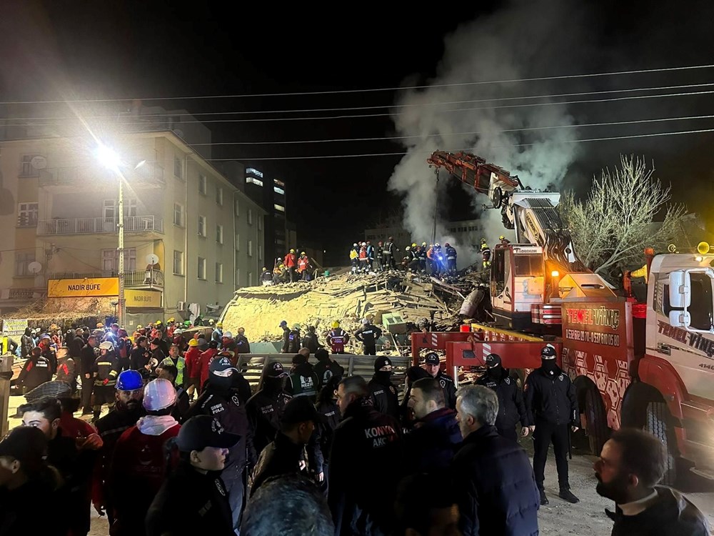 Konya'da 3 katlı bina çöktü: Enkazda 5 kişiyi arama çalışması sürüyor - 3