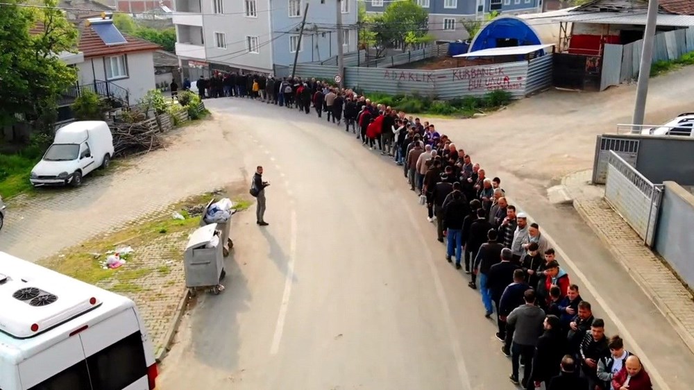 Bursa'da Bayramlaşma Geleneği Rekoru Kırdı: 1 Kilometrelik Sevgi Zinciri 72