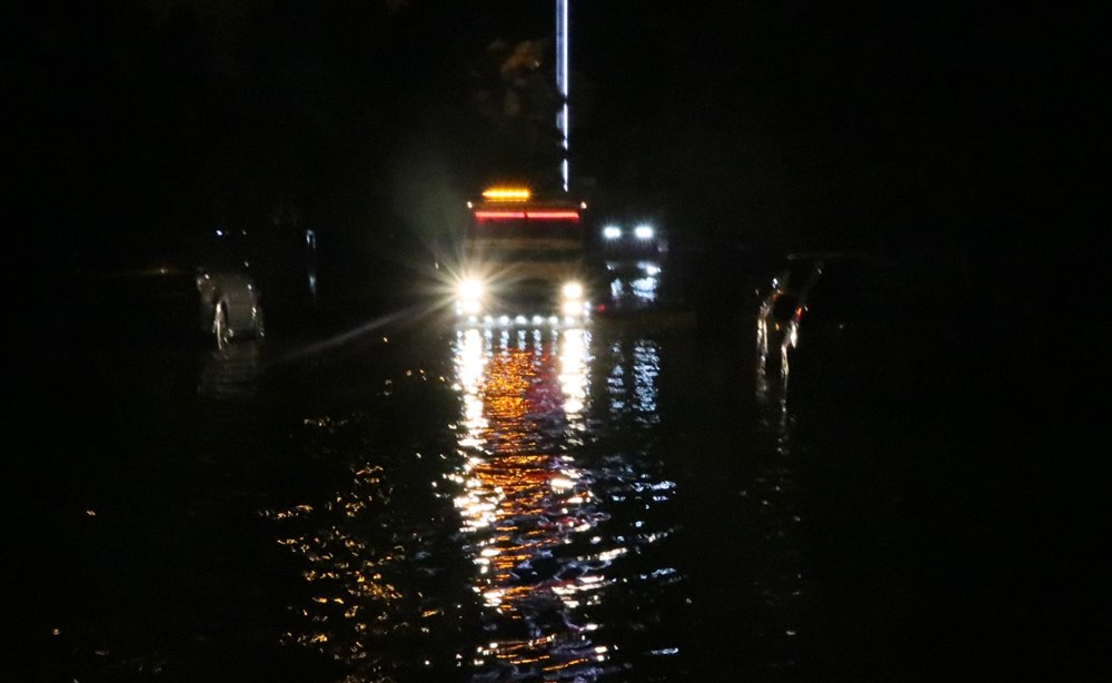 İzmir'de yağışın ardından denizin taşması sonucu araçlar su altında kaldı - 3