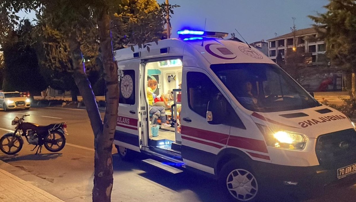 Otomobil çarptığı motosikleti 70 metre sürükledi