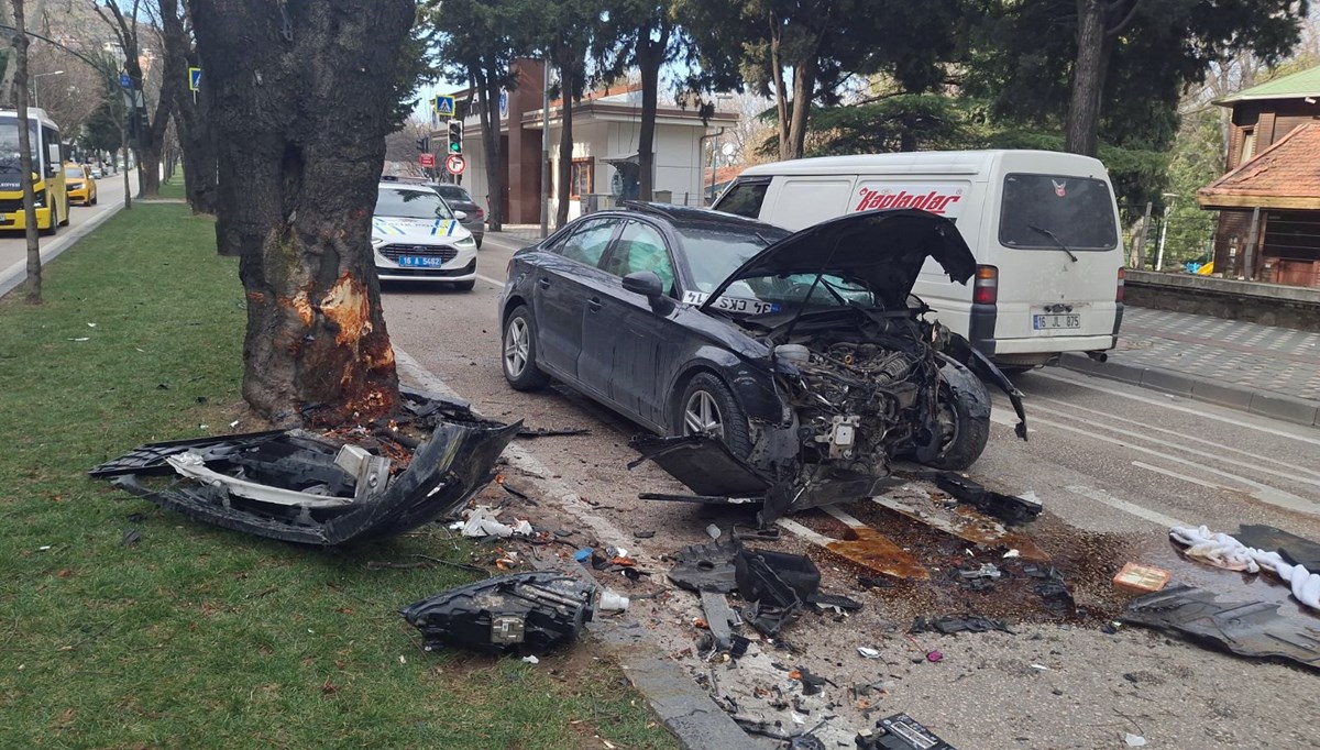 Refüjdeki ağaca çarpan otomobilin sürücüsü yaralandı