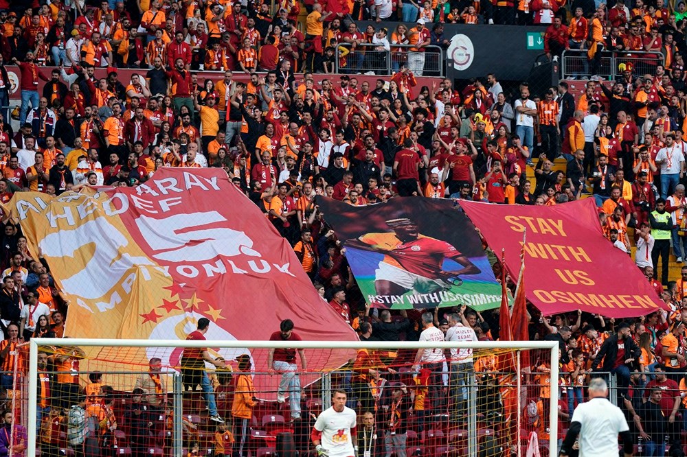 Galatasaray tribünlerinden Osimhen pankartları: "Zorunda olduğun için değil, istediğin için" 74 wN 5jPRZiESeEG276869gw