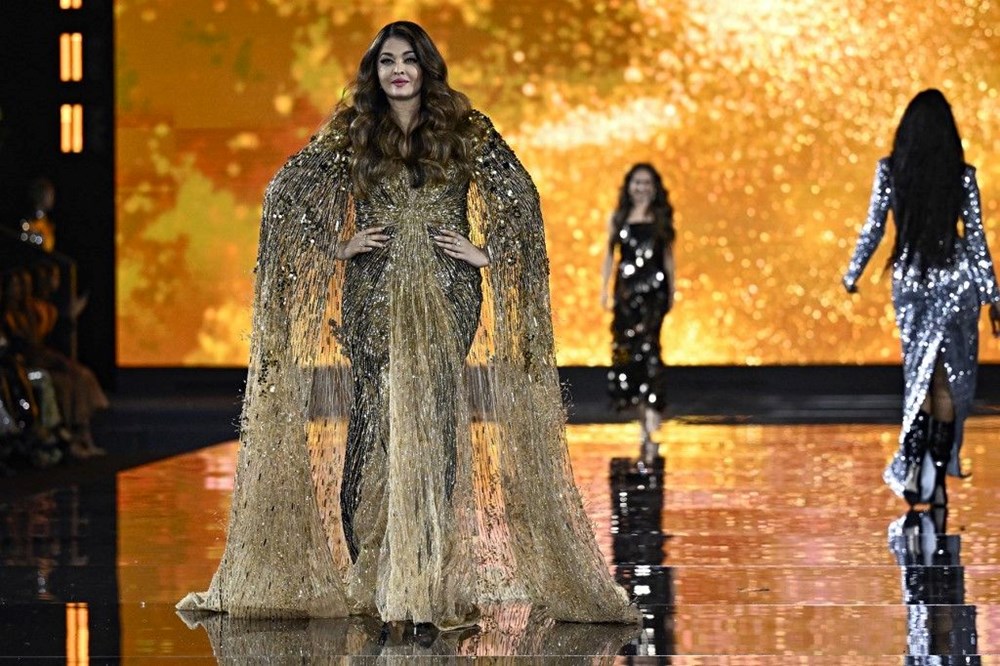 Sinema yıldızları Paris Moda Haftası'nda podyum yıldızı oldu - 12