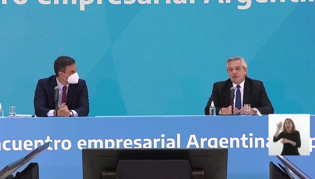 Devlet başkanı okuduğu şiir yüzünden özür diledi