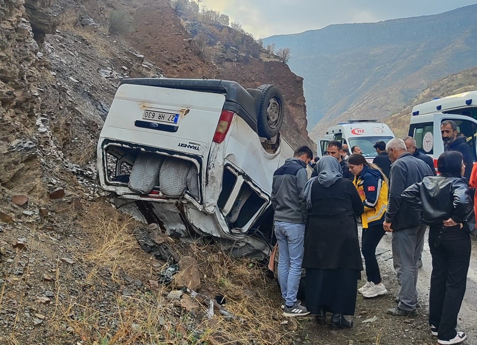 Kayganlaşan yolda minibüs takla attı: 4 yaralı - 1