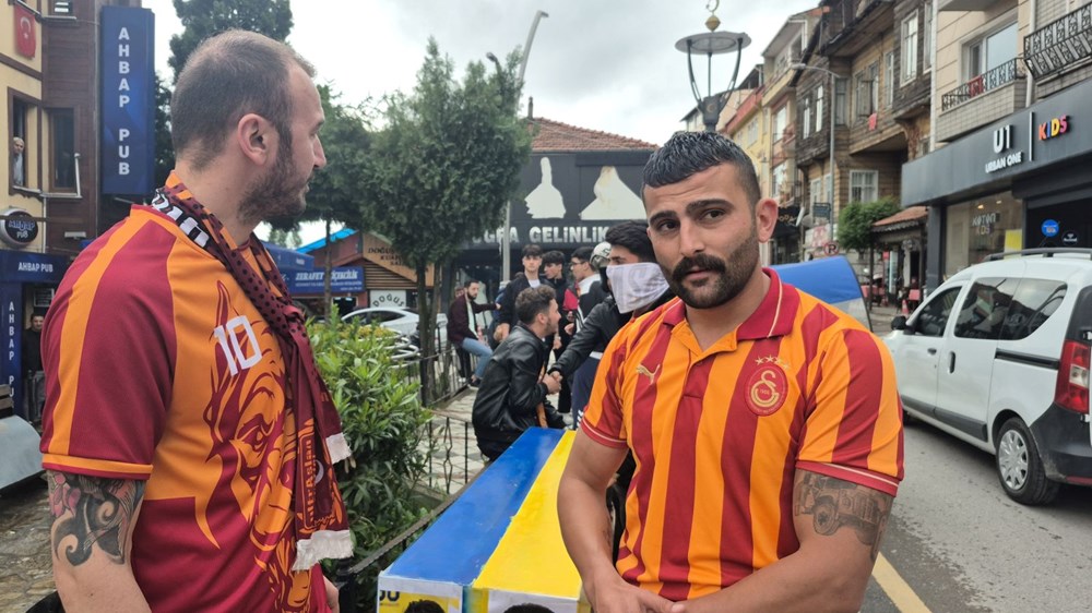 Galatasaray taraftarlarından farklı kutlama: Sarı - lacivert tabutla yürüyüş ve tekbir 73 wOvSsWT14E6hyb VsllsQQ