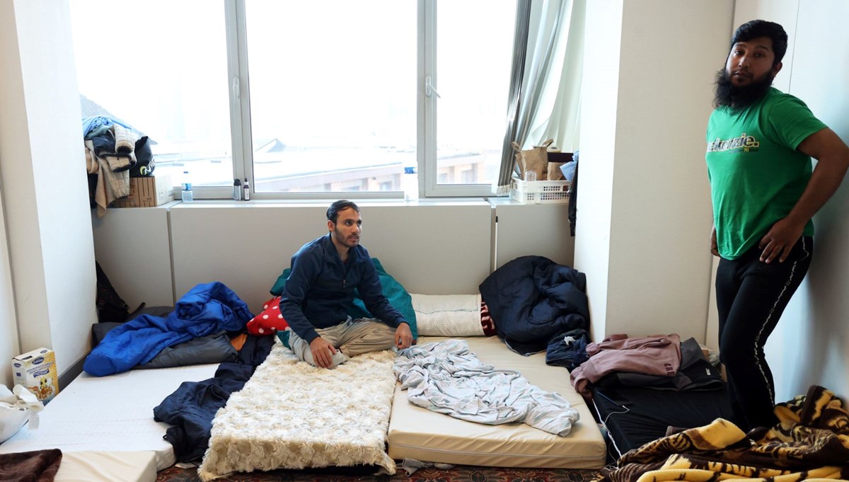 700 sığınmacıdan metruk binada yaşam mücadelesi: Biz dilenci değiliz