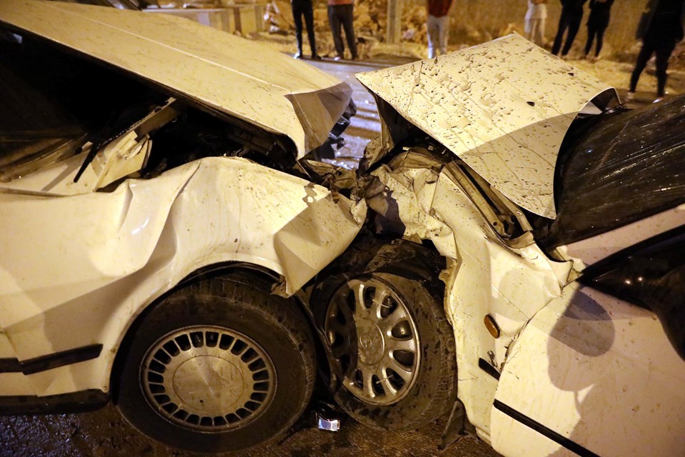 Gaziantep'te iki otomobil kafa kafaya çarpıştı: 10 yaralı - 1