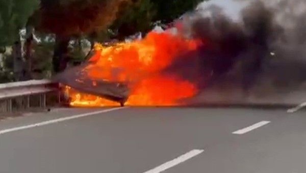 Edirne'de seyir halindeki otomobil alev yand