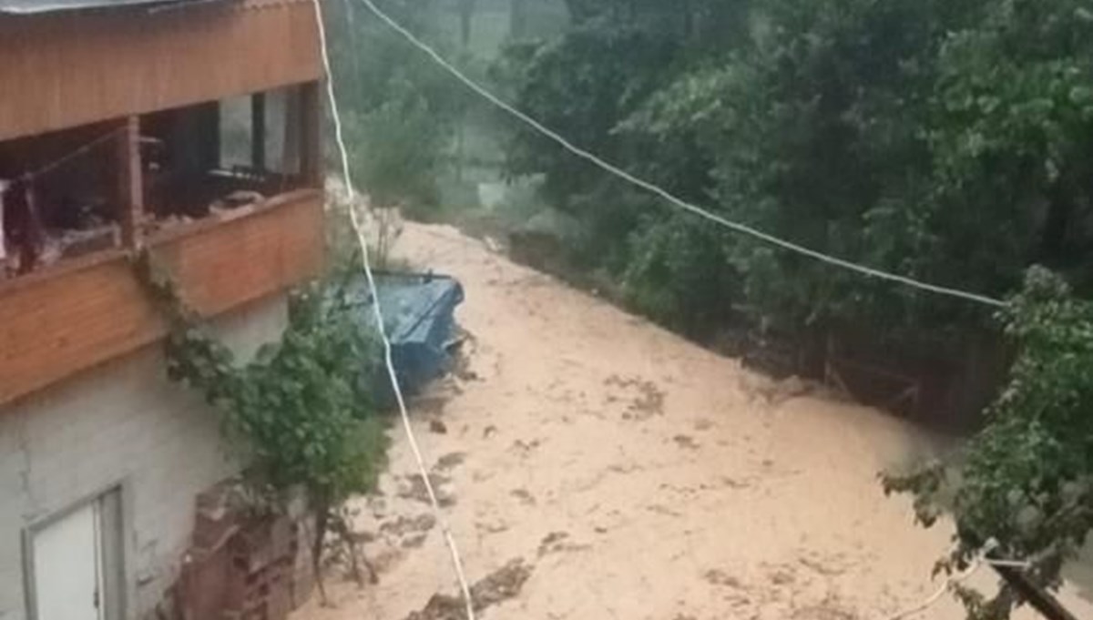 Artvin’de şiddetli sağanak: Dere taştı, yollar ulaşıma kapandı Artvin’de şiddetli sağanak: Dere taştı, yollar ulaşıma kapandı