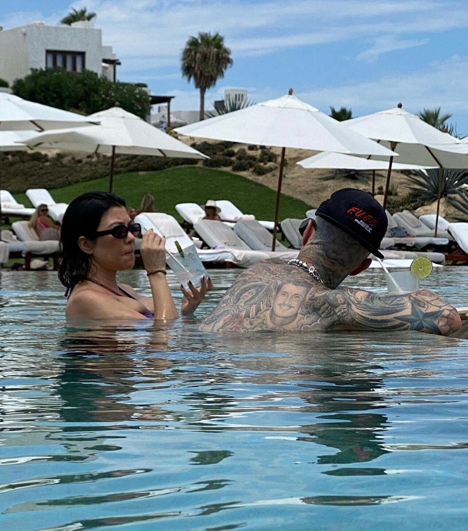 Travis Barker ve Kourtney Kardashian uçuş sonrası tatilde