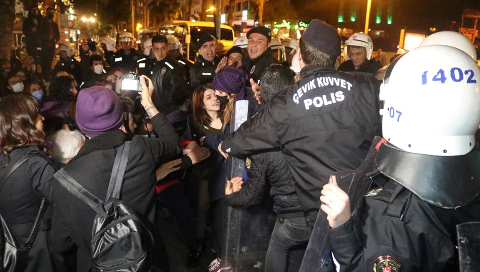 'Feminist Gece Yürüyüşü'nde polis merkezine götürülen 30 kadın serbest