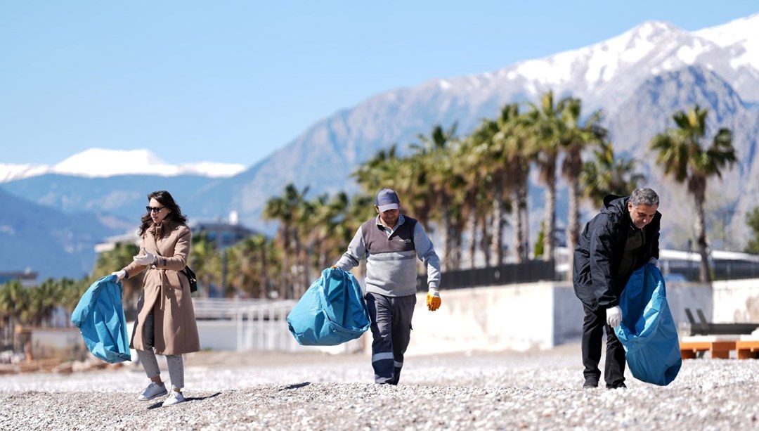Konyaaltı sahilini ve denizi temizlediler