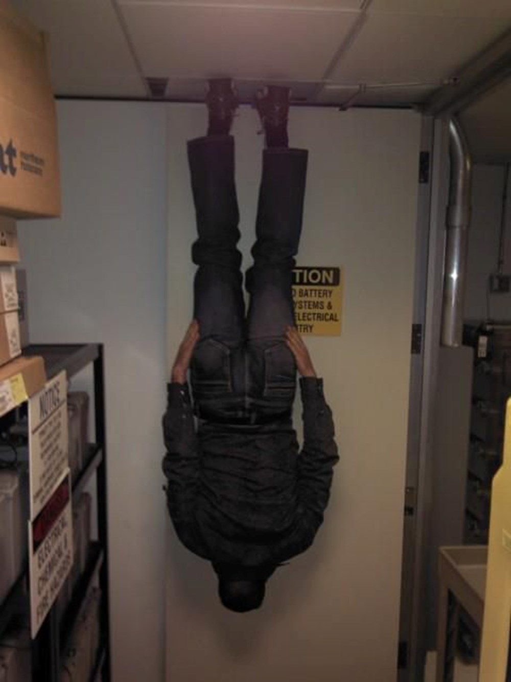 Как снимать на телефон вверх ногами Batmaning Planking'e meydan okuyor - Magazin Haberleri