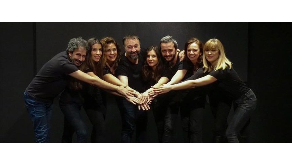 Tiyatro sahnesinde sitcom tadında komedi: Kim Geldi?