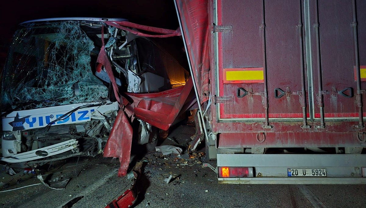 Afyonkarahisar'da TIR ile yolcu otobüsü çarpıştı: 18 kişi yaralandı