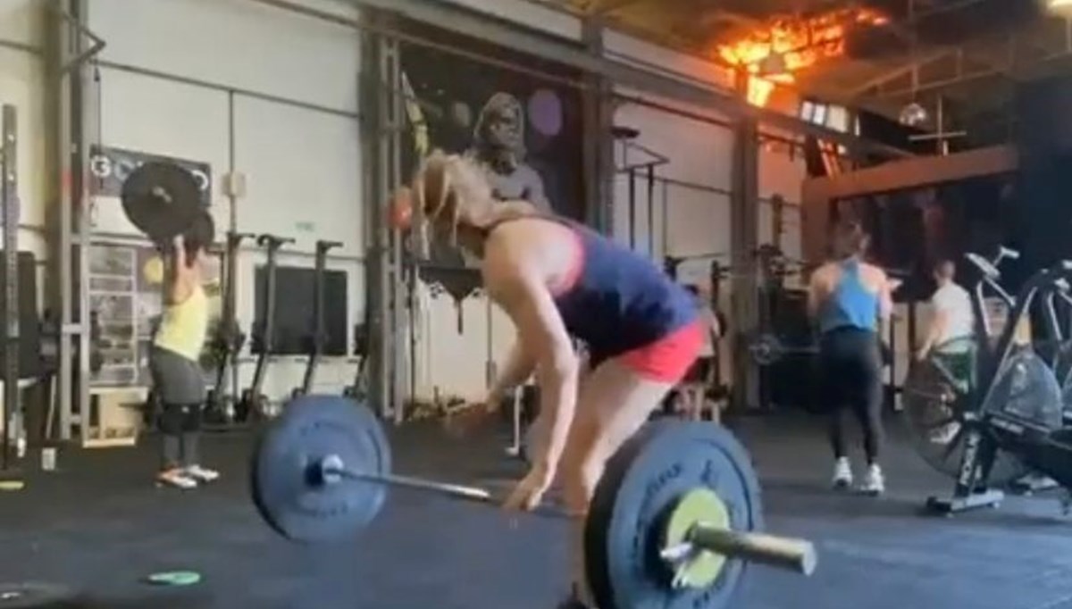 Ataşehir'de spor salonundaki yangının çıkış anı kamerada Ataşehir'de spor salonundaki yangının çıkış anı kamerada