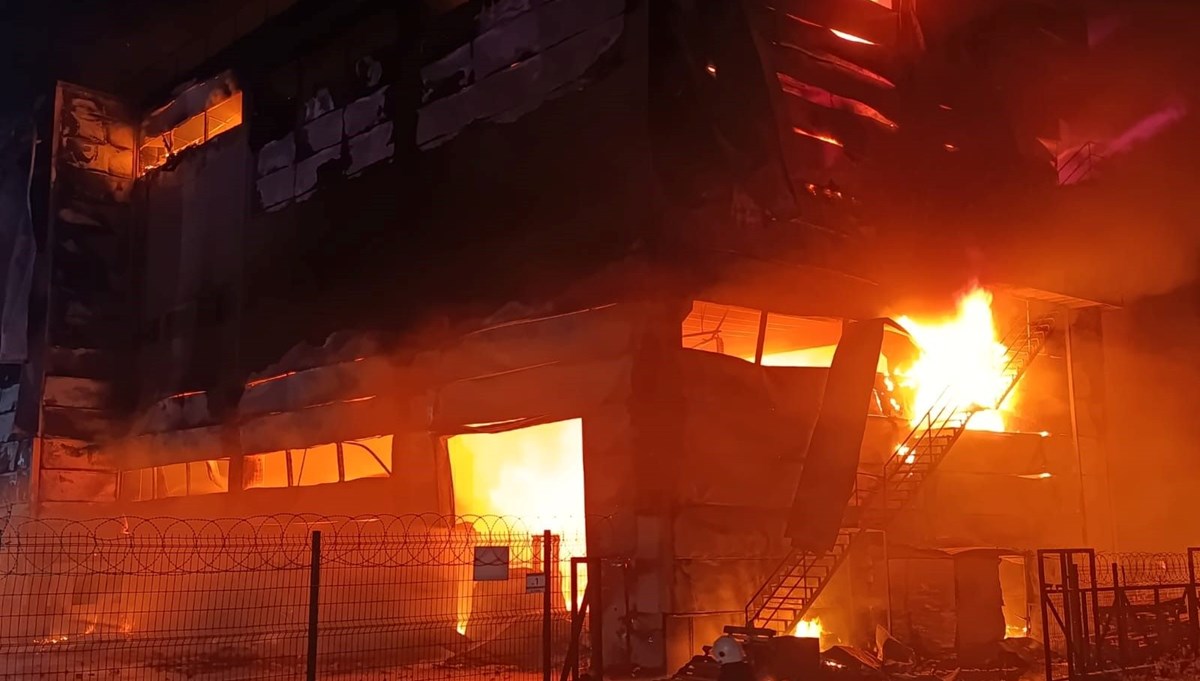 Tekirdağ'da kozmetik fabrikasında yangın