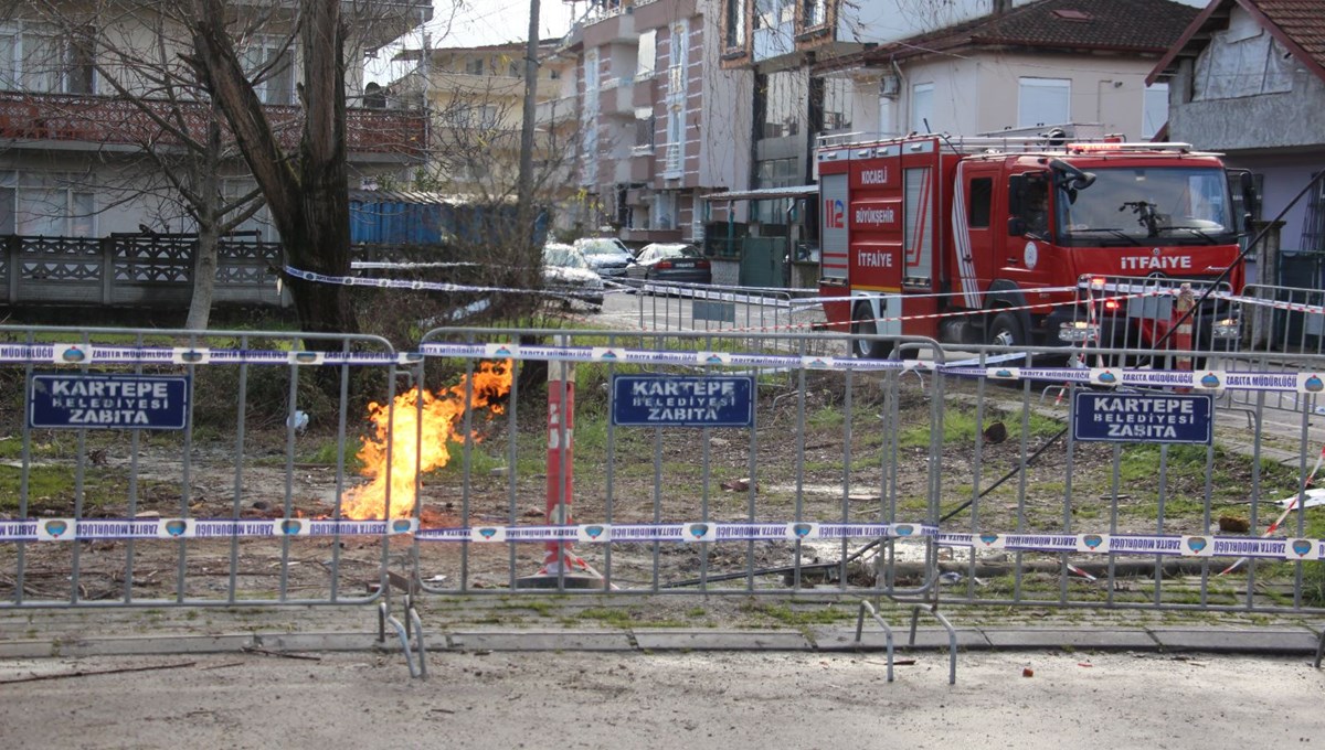 Kocaeli’de metan gazı paniği: Ekipler olay yerinde, aynı nokta iki gündür yanıyor Kocaeli’de metan gazı paniği: Ekipler olay yerinde, aynı nokta iki gündür yanıyor
