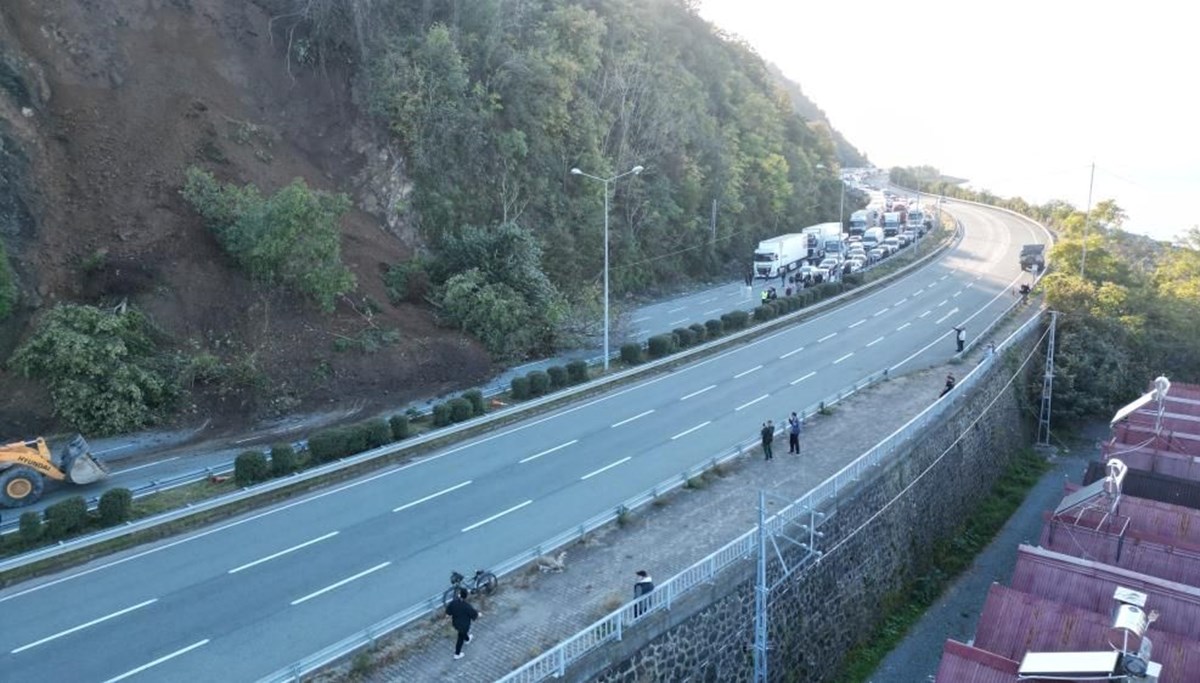 Artvin-Rize yolunda heyelan: Uzun araç kuyrukları oluştu Artvin-Rize yolunda heyelan: Uzun araç kuyrukları oluştu