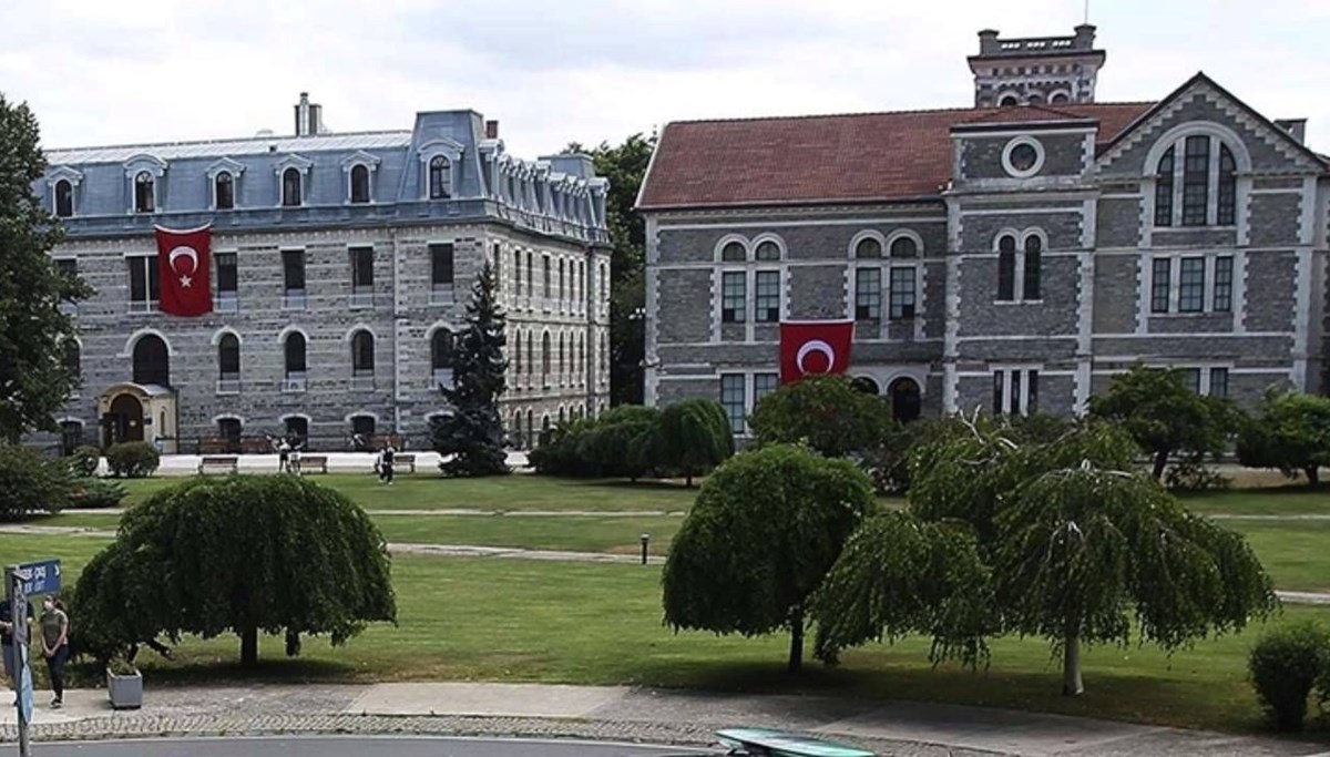 Diplomasını yırtan öğrenciye gözaltı