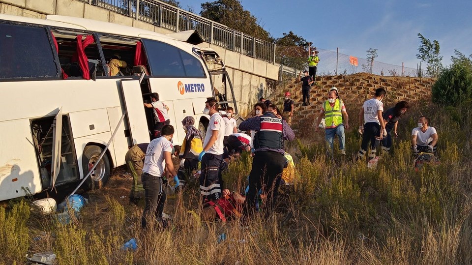 SON DAKİKA HABERİ: Kuzey Marmara Otoyolu'nda otobüs yoldan çıktı: 5 ölü, 25 yaralı - 1