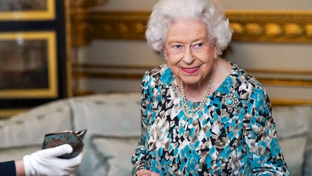 Kraliçe Elizabeth hastalığın ardından dönüyor