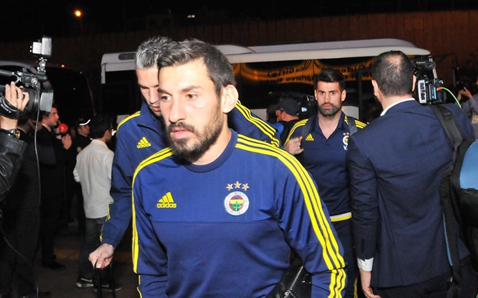 Fenerbahçe kafilesi Avni Aker'den gizlice zırhlı araçlarla çıkarıldı - 1