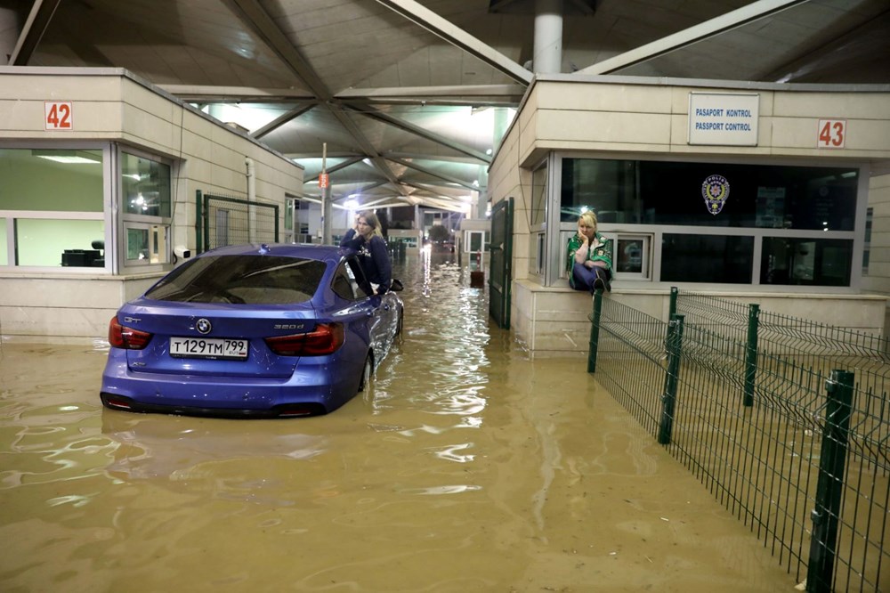 Kapıkule Gümrük Sahası'nı su bastı, sınırda geçişler durdu - 13