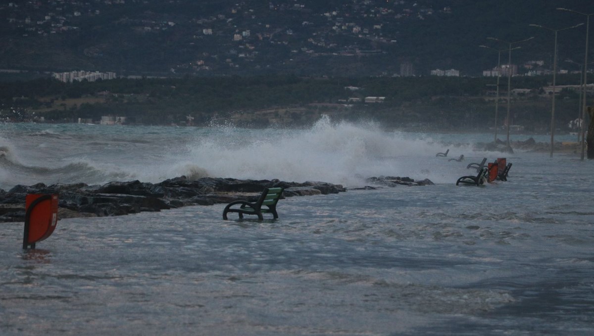 İskenderun Körfezi'nde denizle kara birleşti: Deprem sonrası 1 metre çöktü İskenderun Körfezi'nde denizle kara birleşti: Deprem sonrası 1 metre çöktü