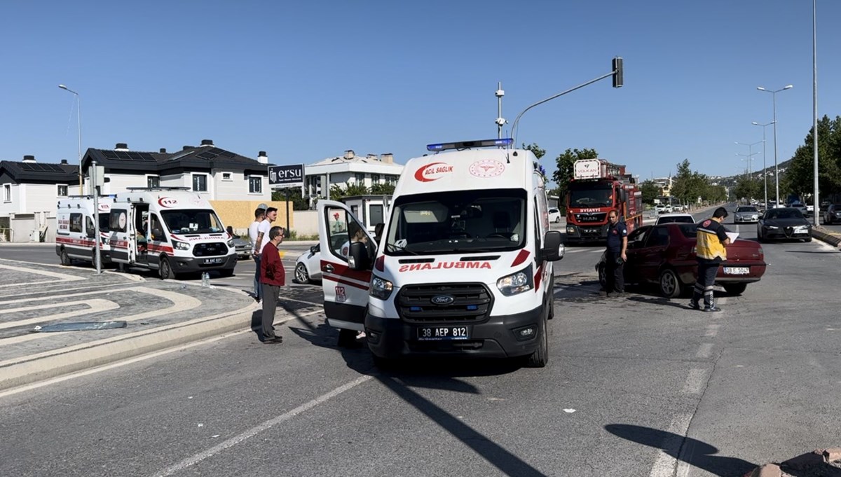 Kayseri'de 2 otomobil çarpıştı: Yaralılar var Kayseri'de 2 otomobil çarpıştı: Yaralılar var