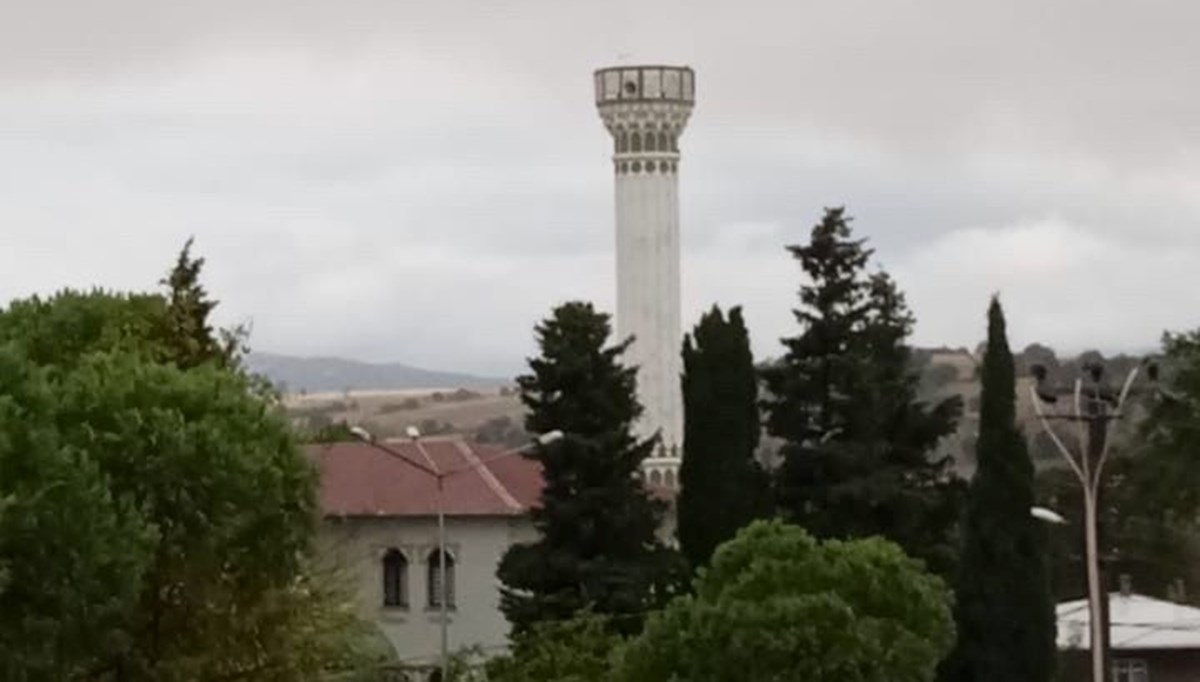 Çanakkale'de yıldırım düştü, cami minaresi yıkıldı Çanakkale'de yıldırım düştü, cami minaresi yıkıldı