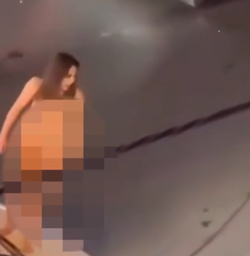 İran'da bir protesto daha: Genç kadın soyunup polis arabasına tırmandı - 5