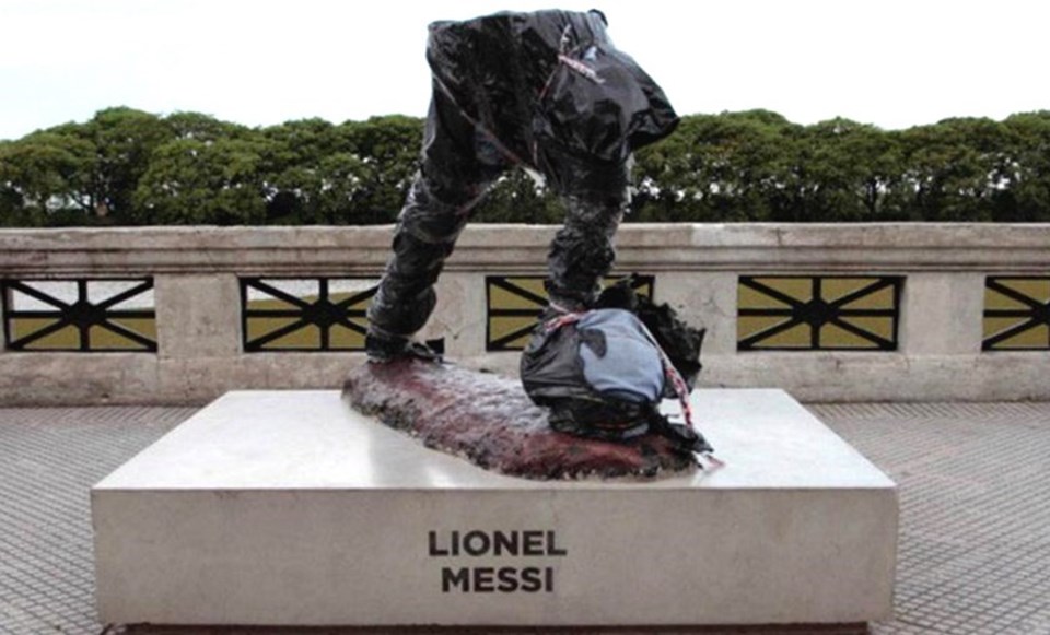 Messi'nin heykelini yıktılar - 1