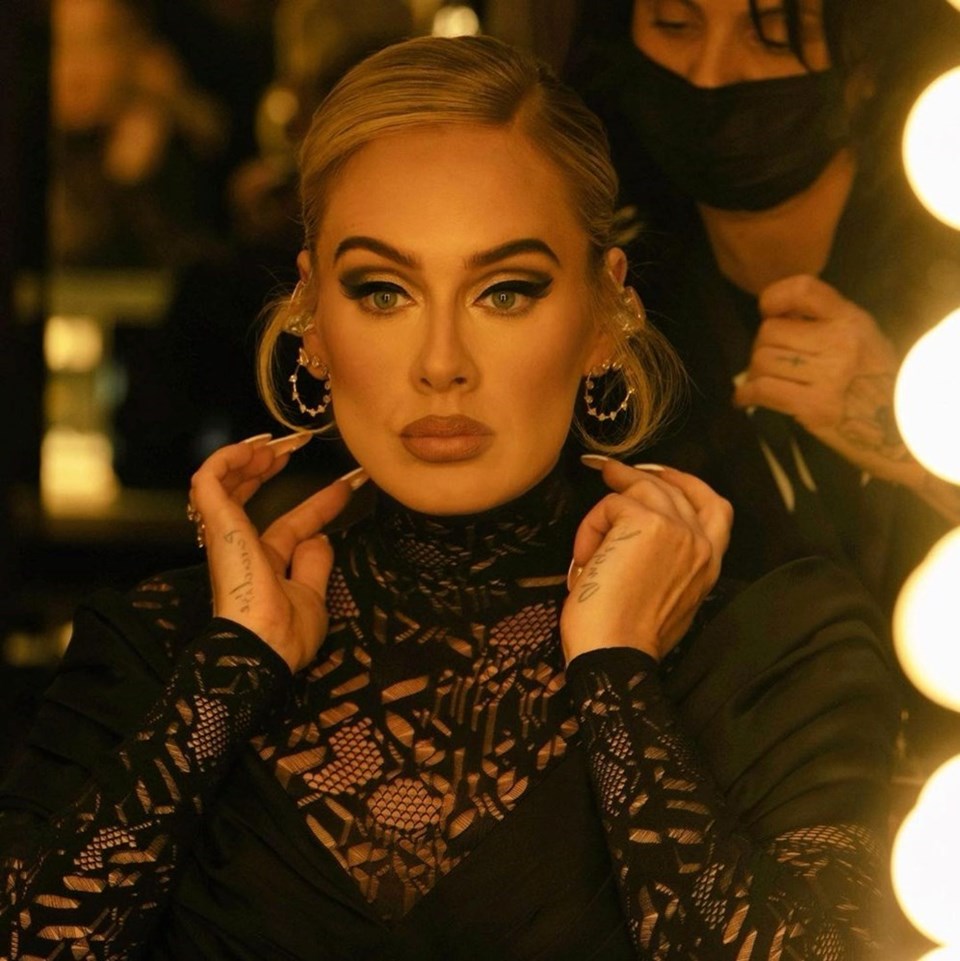16 Grammy ödüllü Adele kendi markasını mı çıkarıyor? - 1