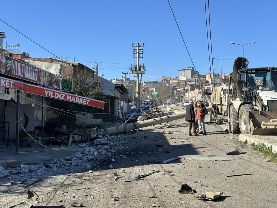 Diyarbakır'da feci kaza: Beton direğe çarpan sürücü yaşamını yitirdi - 1