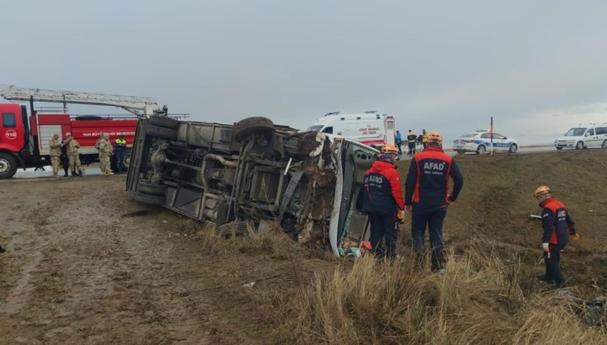 Van’da yolcu midibüsü şarampole devrildi: 20 yaralı Van’da yolcu midibüsü şarampole devrildi: 20 yaralı