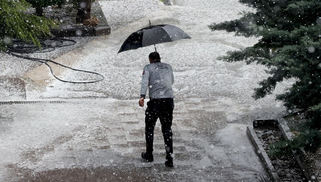 Ankara'da dolu ve sağanak hayatı felç etti