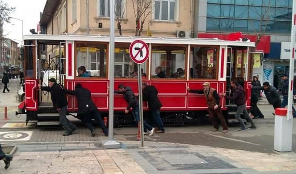 Bozulan tramvayı yolcular itti - 1