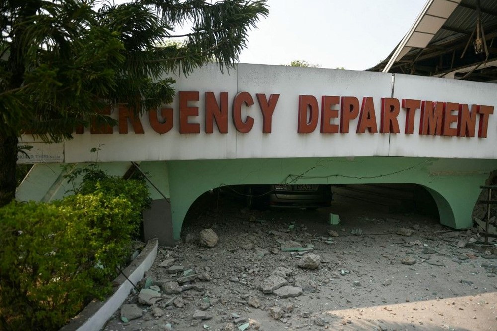 Myanmar'da 7.7 büyüklüğünde deprem! Gökdelenler yıkıldı, yollar yarıldı,