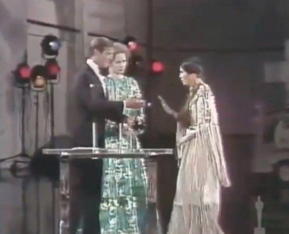 Marlon Brando yerine Oscar'ı reddetmek üzere sahneye çıkan Sacheen Littlefeather Akademi'den 50 yıl sonra gelen özrü kabul etti - 2