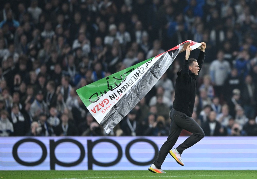 Şampiyonlar Ligi maçında sahaya inen taraftar Filistin bayrağı açtı - 4