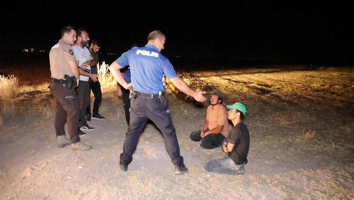 Türkiye'ye  kaçak yollarla giren 2 kişi arpa tarlasında yakalandı